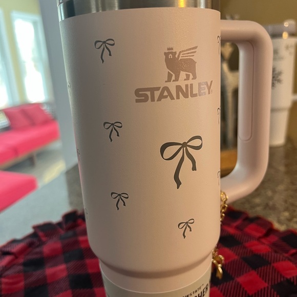 NWT Stanley Rose Quartz 30 oz Tumbler with Bow Design & Charm - Picture 4 of 9